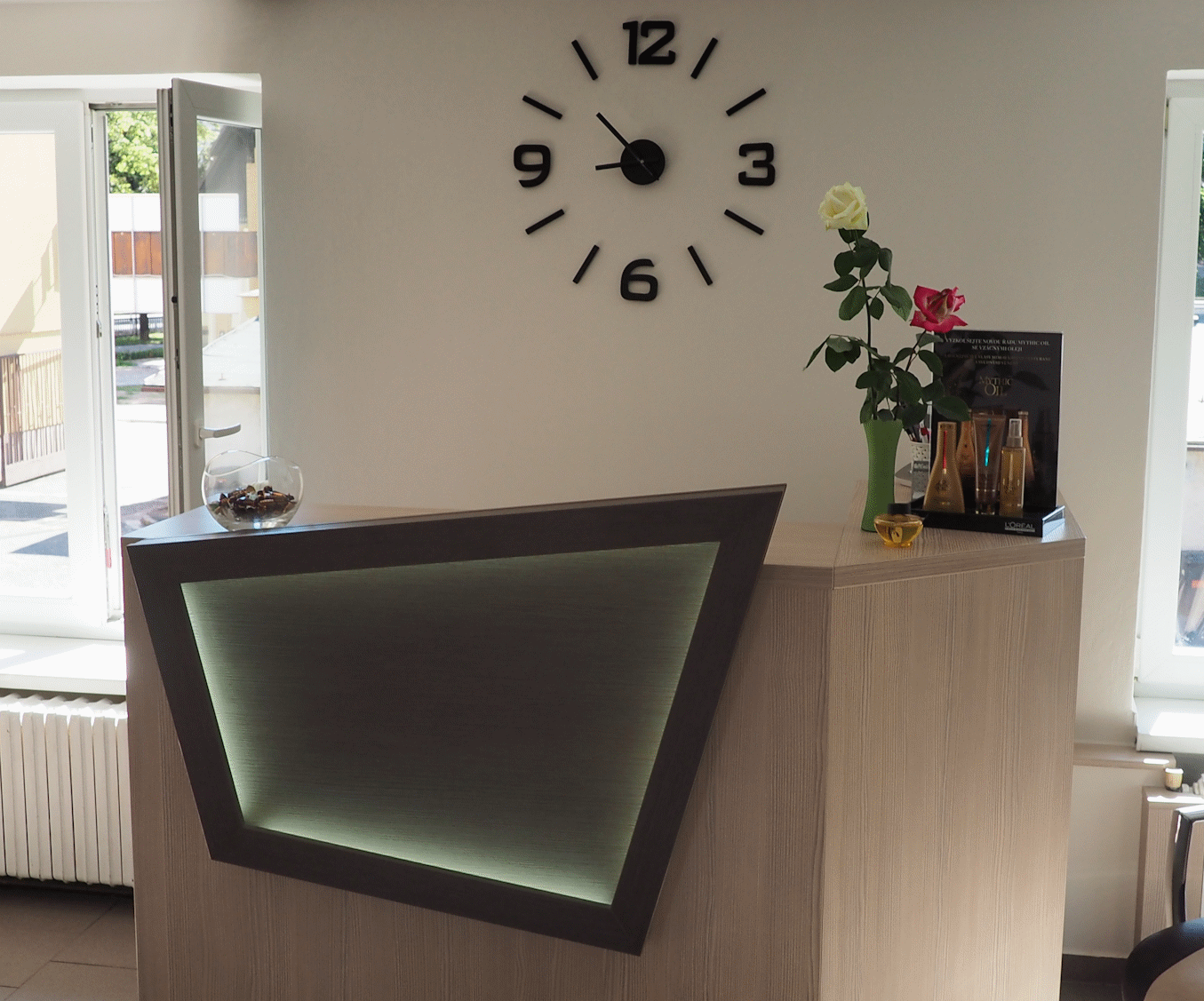 Moderní interiér kadeřnictví TRINITY Hradec Králové